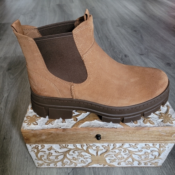 UGG Skyview Classic Pull-on Suede Boot